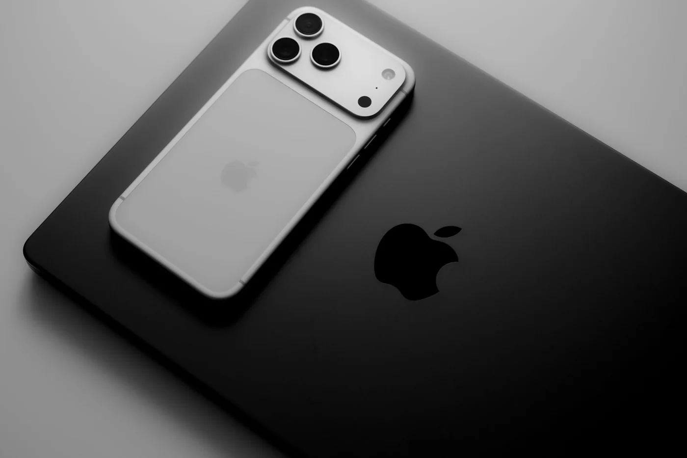 ภาพประกอบ iPhone สีเงินบนอุปกรณ์สีดำ ไม่ใช่ภาพสถานประกอบการ
